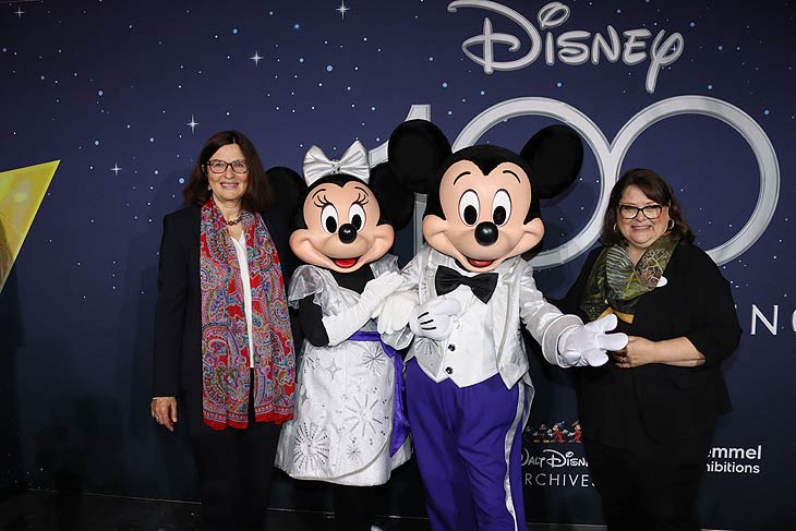 Olympiapark Chefin Marion Schöne (li.) und Becky Cline (Direktorin der Disney Archives) samt Micky Maus & Minnie bei "Disney 100 - Die Ausstellung" in der Kleinen Olympiahalle im Olympiapark (©Foto: Martin Schmitz)